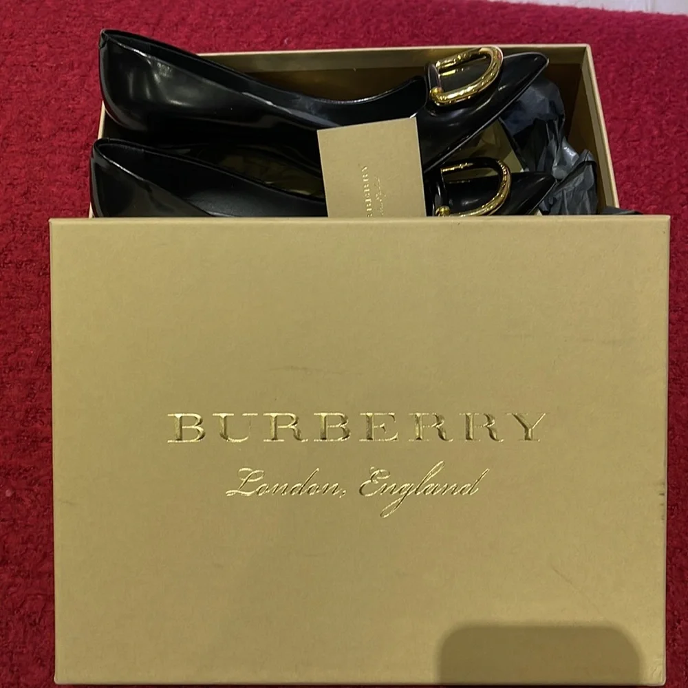 Burberry Flanagan D-Ring Pumps. Made in Italy. Size: US 8 1/2, UK 6, EUR 39 - Picture 14 of 16
